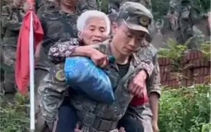 #脚下是泥泞心中是百姓 近日，重庆万州，武警重庆总队赶赴灾区开展清淤工作，帮助转移受灾群众。致敬守护，愿平安！#重庆万州洪涝救援 #为中国军人点赞