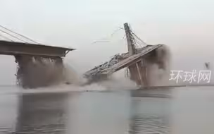印度耗资百亿卢比的大桥又塌了：大段桥体轰然坠河，民众见状急跑上岸