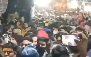 印度一寺庙新年第一天发生踩踏事故致12死：大量朝圣者涌入寺庙，现场拥挤不堪