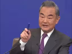 王毅认出提问外媒记者：你是跳科目三的小伙子！