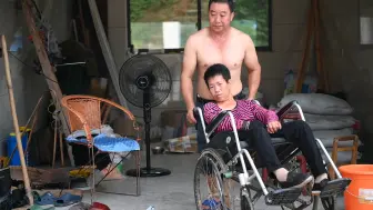 不离不弃！妻子中风瘫痪 11年来他背上妻子去打工：人在，家就