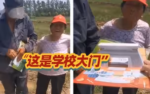 男生将录取通知书带到田间给爷爷奶奶拆封