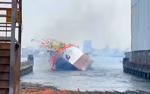 现场画面！台湾新渔船刚下水就发生严重倾斜，船身贴近水面