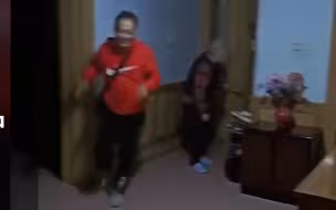近60岁儿子喝酒回家晚了被老母亲提鞋教训 最后偷笑跑走满脸幸福