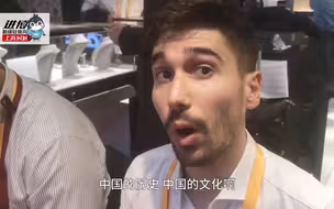 “进博会，我们又来了！” 意大利百年贝雕家族Russo Cammei第四代继承人马可和贝雕大师齐洛，昨天出现在第六届进博会VEYIVER展台，兴奋之情溢于言表。