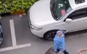 上海82岁志愿者被感染去隔离，所有业主打气,，鞠躬致谢让人泪崩！