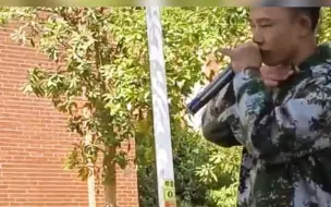 军训休息期间，大一新生展示才艺，一名男生表演Bbox引爆全场！