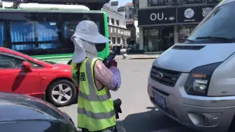 高温下的坚守 | 热浪中奔走的停车收费员