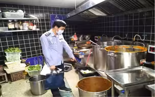 苍蝇乱飞！缺少证件！合肥一“明星”火锅店被责令停业！