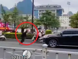 男子在马路上疯狂用头对着轿车车头冲撞，逼的轿车连连后退