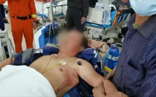 男子左肩被一米多长钢筋贯穿，医院找来消防员……