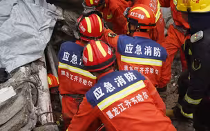 齐齐哈尔一中学体育馆坍塌，现场已救出8人，救援仍在继续。