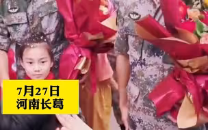 最温暖的“投喂”！杨根思部队完成任务后撤离 闻讯赶来的群众追着车辆送礼物！