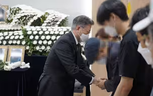文在寅吊唁自杀韩国女兵 承诺彻查