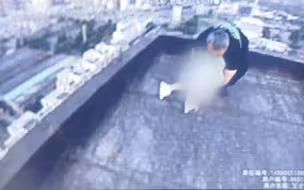 “我有时候经历比你还糟”女子欲跳楼轻生民警讲自身经历劝解救回