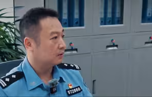 飞身擒毒贩舍家铲电诈，他是红军后代更是人民警察