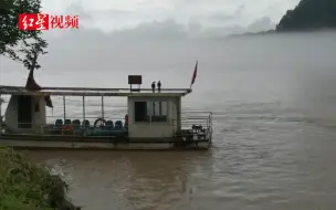8吨重渡船黑夜中被洪峰冲走，岸上一束束电筒光照亮他生的希望
