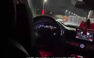 奥迪司机被拖车车灯晃花眼让其关掉，对方一句话太委屈：我也晃眼