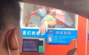 侄子结婚叔叔接亲见人就发喜糖，看到送礼对象网友感动不已：格局