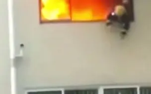 消防员为救人身陷火海 全身被火焰覆盖  在民众呼喊声中从二楼抓管道跳下逃生