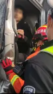 司机高速追尾被卡 交警急喊：“别睡”