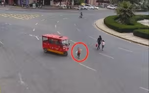 孩子牵奶奶手过马路，突然撒手扭头回去捡玩具，被电动三轮车撞倒碾压
