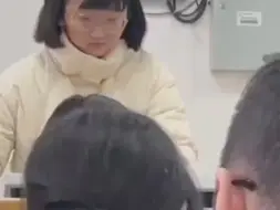 刚博士毕业的女老师，看着比学生还显小