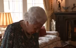 英国女王会见国防部长 打趣自称“不咋能动弹了”引外界猜测