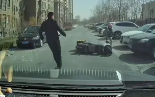 外卖小哥车被大风吹跑 热心男子上前帮忙 结果也被吹跑