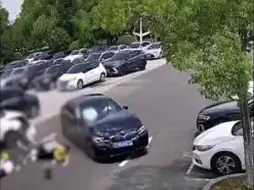 司机制止孩子打闹误踩油门，轿车6秒连撞3车4人，一名被撞女孩被摘除脾脏