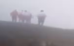伊媒公布画面!搜援队抵达伊总统直升机事故附近地区 现场大雾弥漫