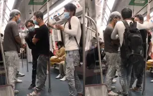 粉刷匠地铁上站着谈笑却不坐空位 同车乘客解释暖心缘由后全网点赞