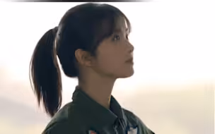 又美又飒！#24岁女飞徐枫灿改装武直10 徐枫灿是陆军首批自主培养的女飞行员之一，她入列就飞直-20，如今已改装武直-10。为她点赞！#飞行员 #空军