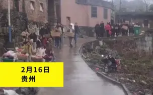 女子第一次去男友家走亲 身后一群女生挑着众多礼物 场面太壮观