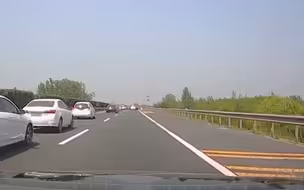 高速发生多车追尾 大货车打双闪变道为后车让路 “给 ‘鲁HES73挂’点赞”