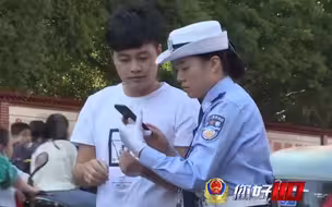 现场！交通高峰期两车刮蹭引发堵车，女警花赶到现场紧急处理