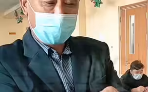 大爷将纸片贴手上投影出农民锄地。网友：擦汗这个小动作，让画面一下子活了！