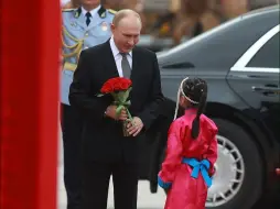 蒙古举行仪式欢迎普京到访： 穿民族服饰小女孩献花 ，骑兵列队