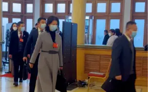 聚焦兰州两会｜12月20日8点30分，参加政协兰州市第十五届委员会第一次会议开幕式的委员们精神饱满、满怀期待步入会场