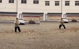 名场面！男生与旋风配合默契打太极 画面让人捧腹