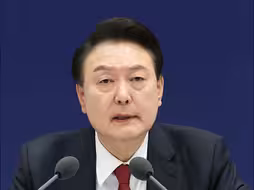 尹锡悦被逮捕后抵达公调处接受调查 媒体拍下其进入大楼画面