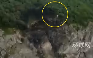 航拍俄罗斯载28人客机坠毁现场：悬崖边焦黑一片，飞机残骸散落在旁