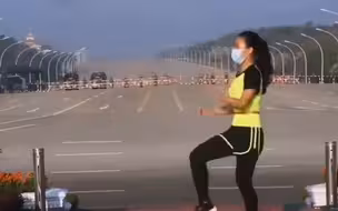 缅甸一位体育老师录制跳操视频时 镜头录下军车驶向议会的画面