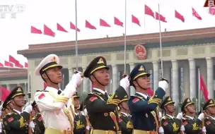 雄壮的国歌声响彻广场，鲜艳的五星红旗冉冉升起。祝福党，祝福祖国！