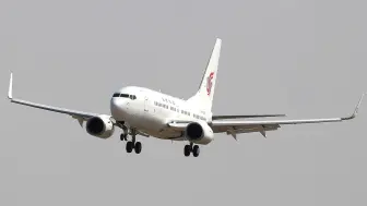 2025.4.4北京航空B737-700BBJ在大风中落地北京首都国际机场01跑道。