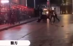 云南#一小区门口发生聚众斗殴，多名男子持棍棒打人，现场一片混乱，目前警方已介入调查