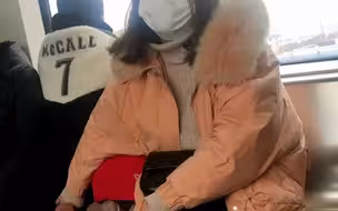 武汉地铁上的暖心一幕，母亲怕孩子的鞋蹭到别人一路上都用手扶着