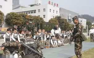 长大了保家卫国！实拍小军娃军营开放日体验战术训练匍匐前进有模有样