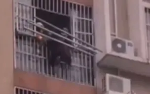 命悬一线！ #老人不慎掉落阳台外倒挂晾衣架 ，只剩一只脚勾住晾衣杆摇摇欲坠
