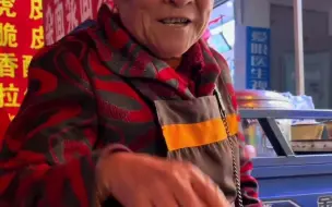 70岁奶奶坚持摆摊11年，照顾21年脑梗的老伴，乐观态度打动网友
